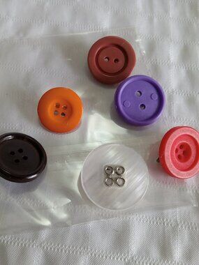 Set 1 : six handmade brooches with acrylic buttons